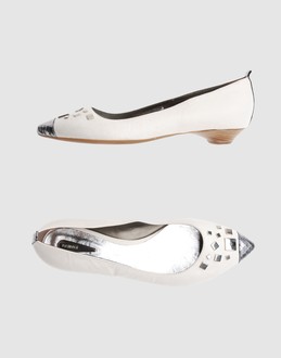 Nappa leather - Rubber nubbed sole - Contrasting applications details - Stitch detailing -