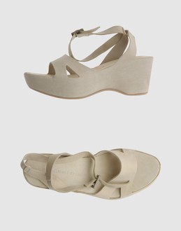 Buckling ankle belt closure - Rubber sole - Cut-out detailing - Logo details -