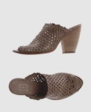 STRATEGIA CALZATURE Sandali con tacco su YOOXCOM