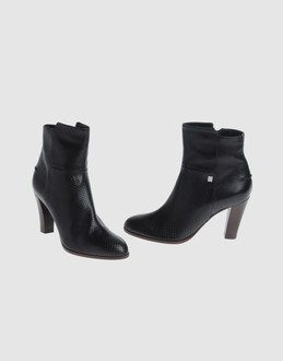 Perforated leather - Inner zip closure - Leather sole - Padding details - Perforated detailing -