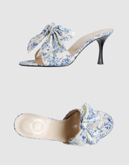 LES CHAUSSONS DE LA BELLE CALZATURE Sandali con tacco su YOOX.CO
