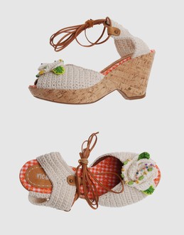 Wrapping straps closure - Rubber sole - Self-tie - Flower application - Contrasting applications details -