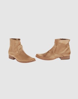 100 chaussures bottines sur yoox.com chez Yoox Ref 44106290