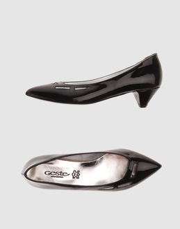 Geste proposition chaussures escarpins