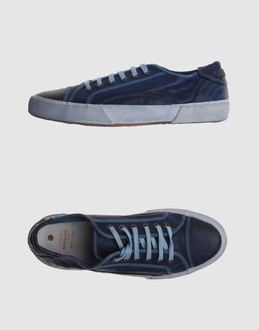 Laced closure - Rubber sole - Logo details - Cloth applications - Aged-looking leather -