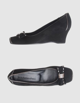 Manufacture d'essai chaussures semelles compensées