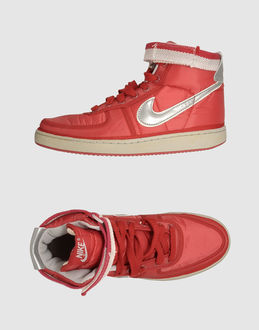 NIKE - SCHUHE - Hochgeschlossener Sneakers - bei YOOX.COM