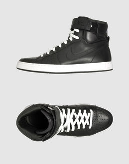 NIKE - SCHUHE - Hochgeschlossener Sneakers - bei YOOX.COM