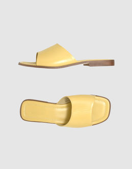 LACOSTE - CHAUSSURES - Pantoufles - sur YOOX.COM