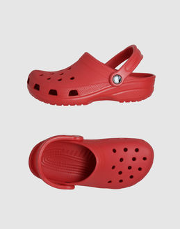 CROCS - CHAUSSURES - Pantoufles - sur YOOX.COM