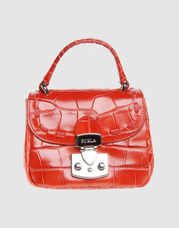 Port� main fa�on croco rouge