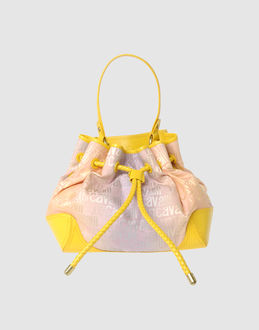 Port� �paule en cuir et tissu