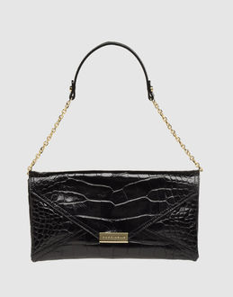 Port� �paule en cuir noir croco