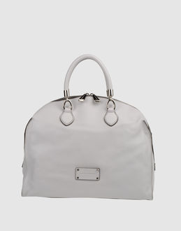 Port� main en cuir blanc