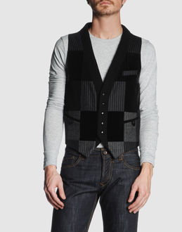 Les hommes costumes gilets