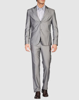 EMPORIO ARMANI - COSTUMES - Costumes - sur YOOX.COM-Serge de laine À chevrons 2 boutons Fente dans le dos Trois poches avant Deux poches internes Intérieur doublé Pinces Taille avec passants Fermeture avec fermeture éclair et agrafes Quatre poches Points de piqûre Serge de laine Tissé 57% laine vierge, 43% Soie