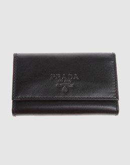 Calf-skin leather - Internal 6-key clasps - Snap button closure - Embossed logo detailing -
