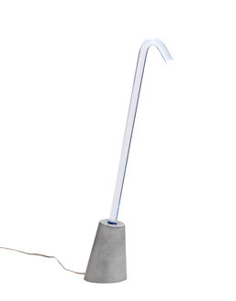 Licht fließt in einer geraden Linie. Diese weit verbreitete Annahme stellt der Designer Paul Cocksedge mit seiner Leuchte „Pole“ auf den Kopf. Von einem Betonsockel aus, in dem sich die Lichtquelle befindet, wandert das Licht durch ein präzise gebogenes transparentes Acrylrohr am oberen Ende...